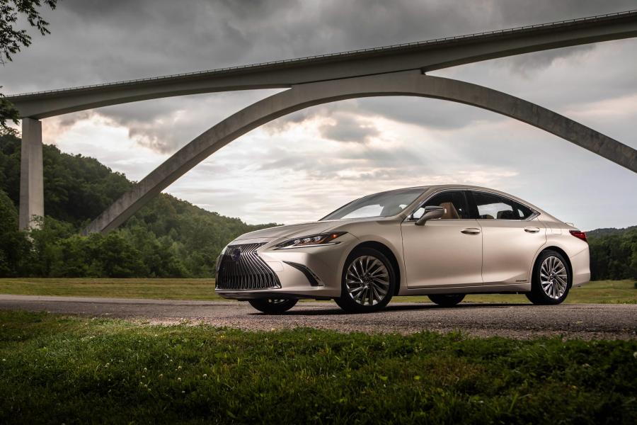  Lexus ES300h 2018 года  (NA) (фото 22 из 41)